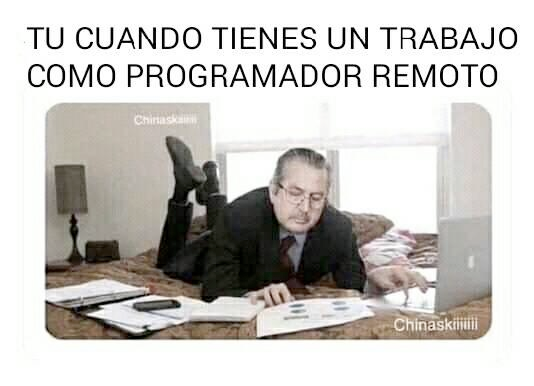 Imagen de hombre acostado trabajando remoto